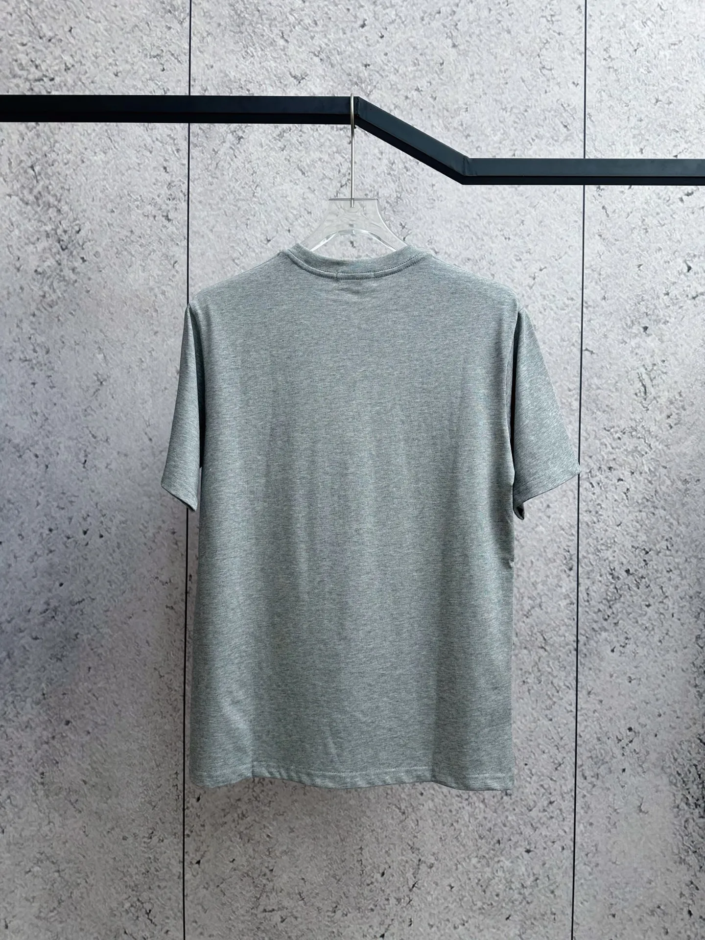 P150 Ralph Lauren/Ralph Lauren 25ss simultaneously launches one-color horse embroidery round neck short sleeves. The main logo on the neck has a QR code mark, which can be scanned for verification, and the detailed horse logo embroidery is all high-density and made with imported Tajima machines, distinguishing it from low-end products on the market. 32 counts, 240g hydrophilic toner, 100% cotton fabric, comfortable and soft, highly breathable, focusing on high-end cost-effectiveness, needless to say good quality. Available in a variety of colors, both boys and girls can try this genderless style, giving them a yuppie tone in no time. Immerse yourself in your leisurely style, and have your own style in retro. Natural, vivid, and very French romantic feelings perfectly integrate the youthful atmosphere with the trend. The clever embellishment of the horse logo embroidery carries all the eye-catching points. Color: black, white, navy blue, gray Size: S-xL